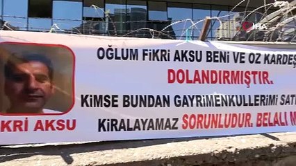 Oğlunu pankartla ifşaladı: Oğlum Fikri beni ve kardeşlerini dolandırdı
