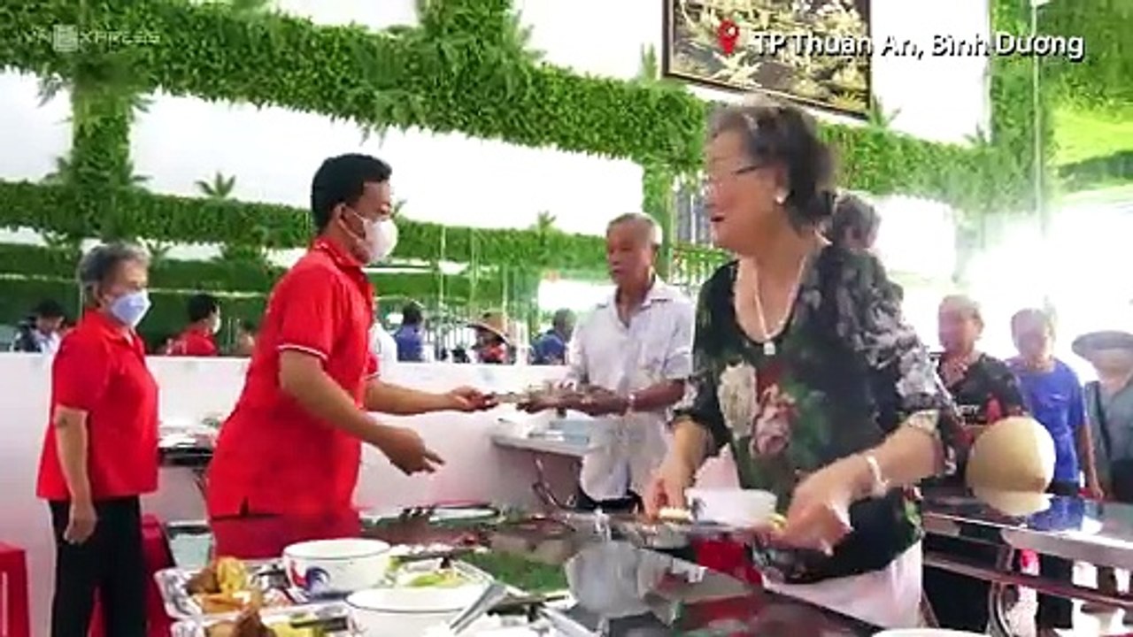 Gia đình chi chục triệu đồng mỗi ngày mở quán cơm 0 đồng