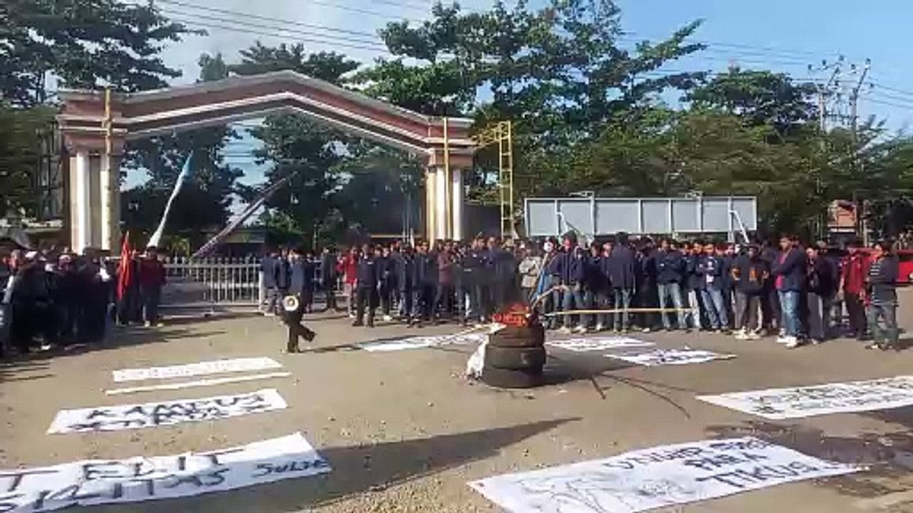 Tiga Ratus Mahasiswa Unwir Unjuk Rasa Protes Rektor