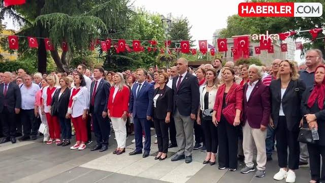CHP Trabzon İl Başkanlığı, 30 Ağustos Zafer Bayramı'nı Atatürk Anıtı önünde kutladı