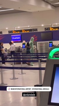 Homem se enrola em plástico filme e tenta se despachar como bagagem em aeroporto de Miami
