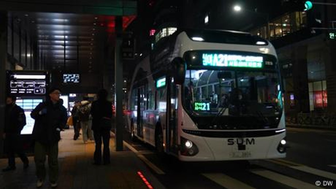 Durch die Nacht im selbstfahrenden Bus
