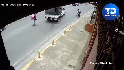 Delivery discutió con un conductor y este le destrozó la moto