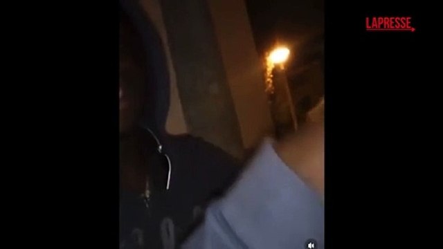 Moussa Sangare, che ha confessato l'omicidio di Sharon, in un video mentre canta con gli amici