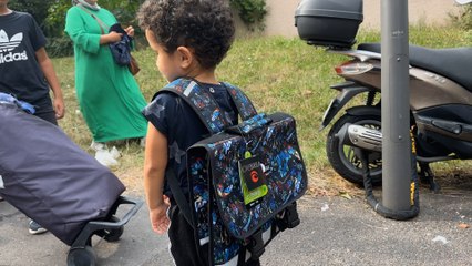 Download Video: À Aulnay-sous-bois, des kits scolaires distribués aux familles les plus précaires