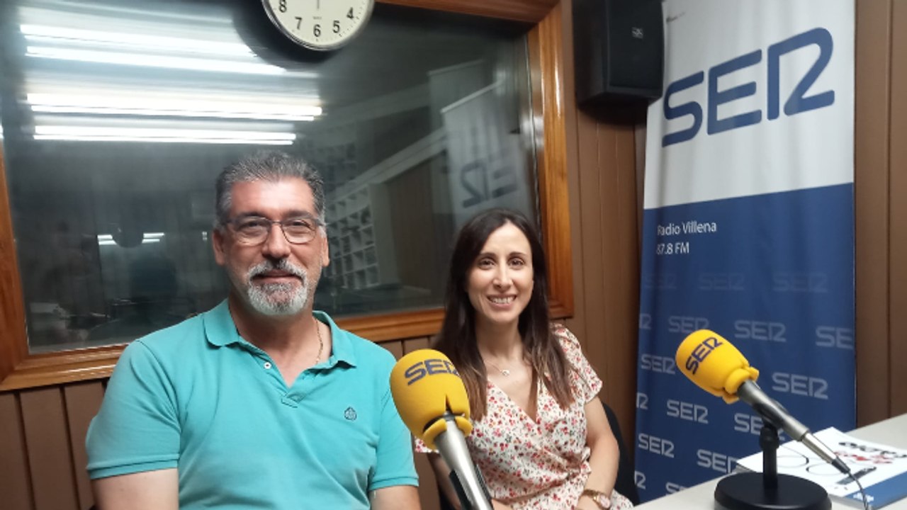 María Soriano y Antonio Egido de la Comparsa de Realistas, en Radio Villena SER