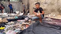 فلسطينيون يعاينون الدمار اللاحق بممتلكاتهم في مخيم النصيرات