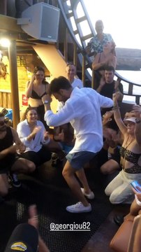 Ανδρέας Γεωργίου-Σιμώνη Χριστοδούλου: Το ξέφρενο πάρτι πριν τον γάμο, τα ζεϊμπέκικα & το καυτό φιλί