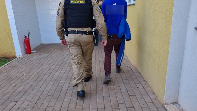 Homem é preso após ser flagrado furtando loja de calçados em Cascavel