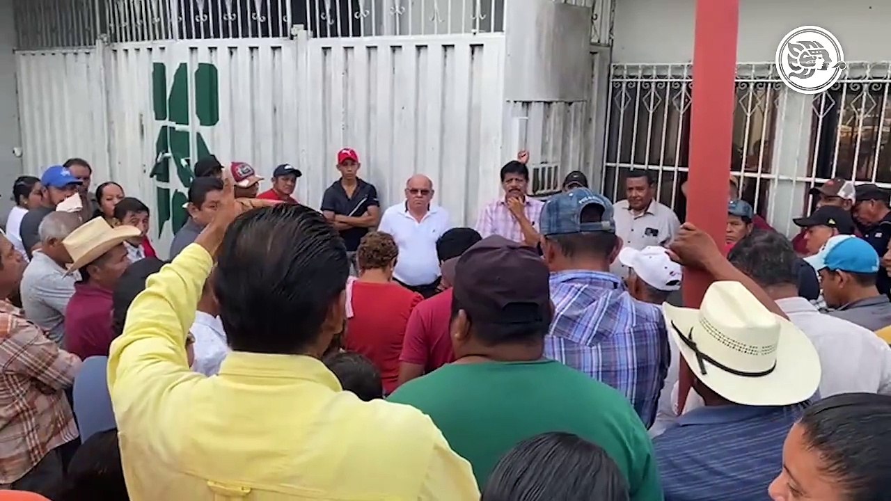 Productores de caña de azúcar toman oficinas del ingenio Cuatotolapan, demandan adeudos