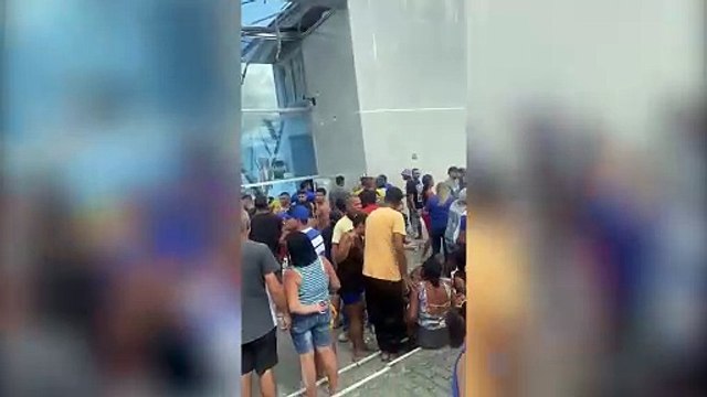 Teto de igreja desaba durante entrega de cestas básicas e deixa fiéis feridos