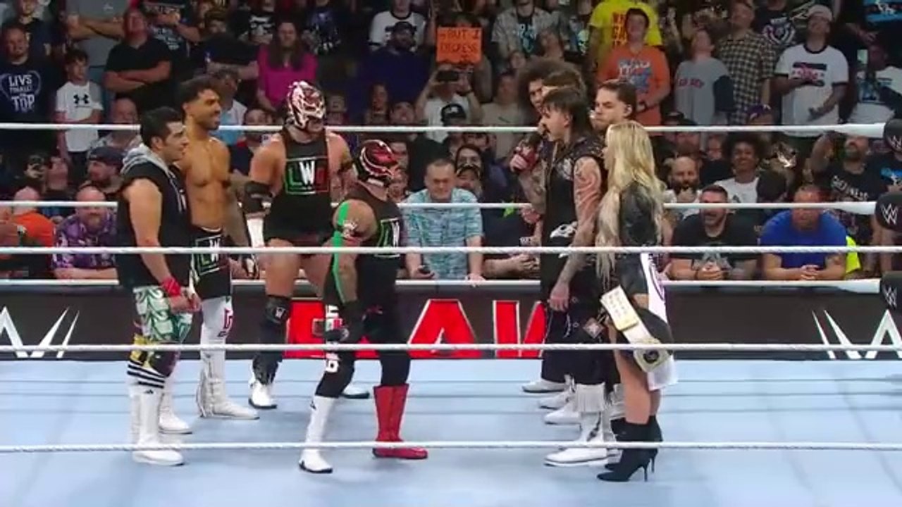 WWE BIG FIGHT-OUTSIDE FIGHT-AMAZING NEVER SEEN FIGHT