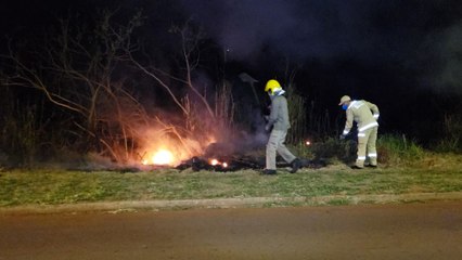 Incêndio ambiental é controlado por bombeiros no Jardim Veneza
