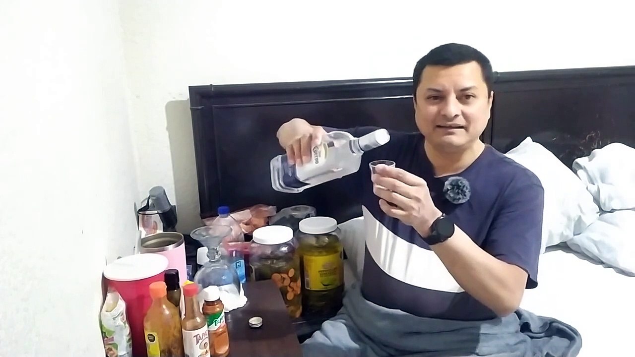 Abriendo una botella de Tequila blanco jose cuervo especial de agave azul para celebrar 1K nuevos