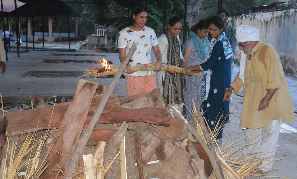 बेटियों ने दी मां को मुखाग्नि, निभाया बेटे का फर्ज