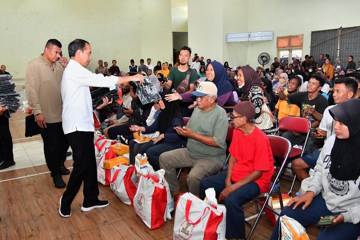 Presiden Jokowi Serahkan Bantuan Cadangan Pangan di Sleman