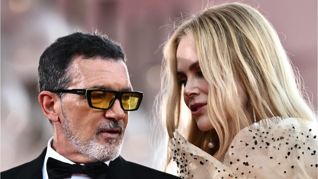 GALA VIDEO - Nicole Kidman et Antonio Banderas duo glamour : sourires et gestes complices à la Mostra de Venise