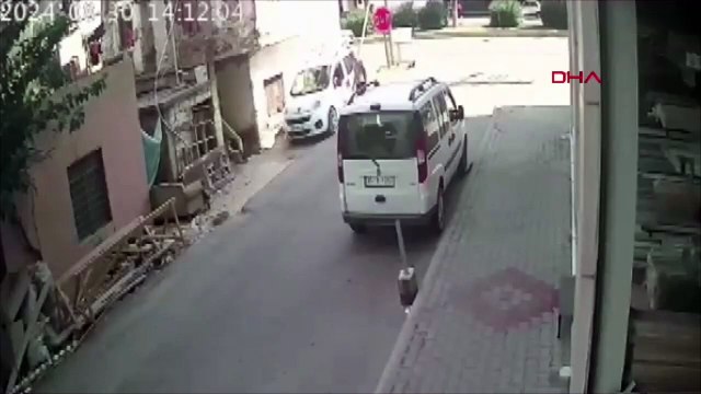 Faciadan saniyelerle kurtuldu! Park ettiği aracın üstüne balkon çöktü