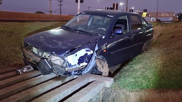 Condutor abandona carro após sair da pista e cair na canaleta no Trevo Cataratas
