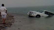 لاندكروزر يغرق في الخبر