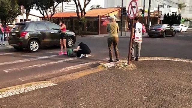 Mulher é atropelada por carro na Rua São Paulo, no Centro de Cascavel