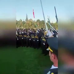 Teğmenler mezuniyette kılıçları çekti... 'Mustafa Kemal'in askerleriyiz'