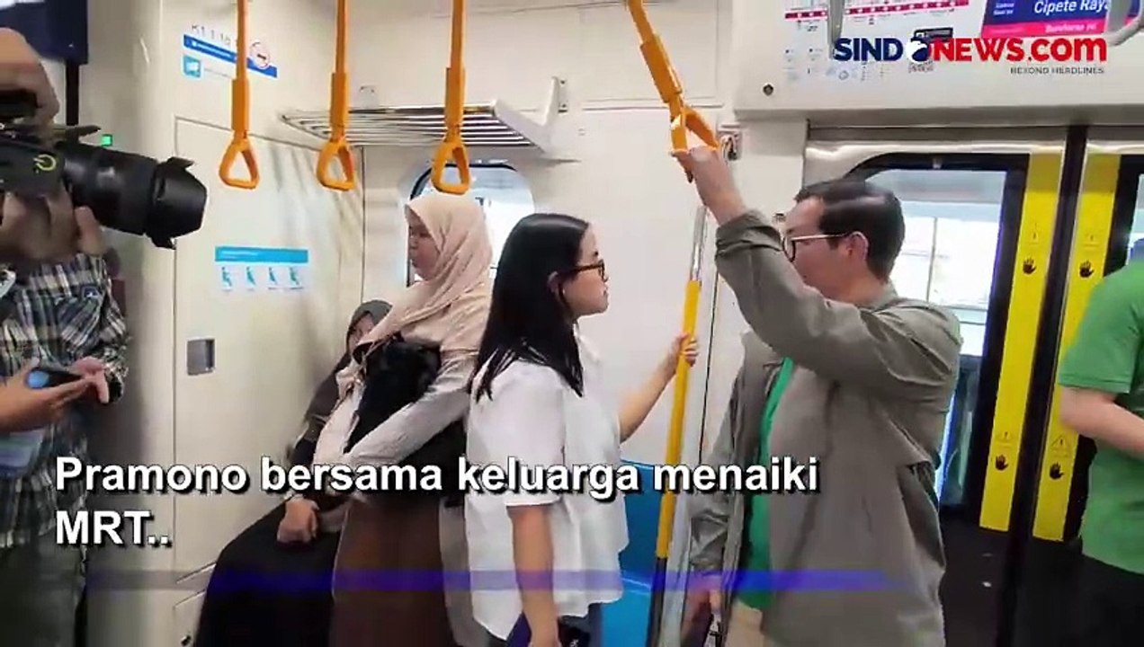 Jalan-jalan Sore Naik MRT, Pramono Anung Sapa Warga Jakarta
