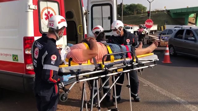 Carreta tomba às margens da BR-277 e deixa viaduto da Petrocon parcialmente interditado