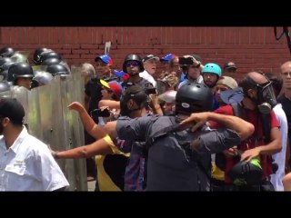 Mujeres atacan a PNB en la Libertador