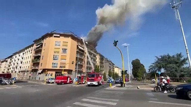 Attico a fuoco sul lungarno, l'intervento dei vigili del fuoco