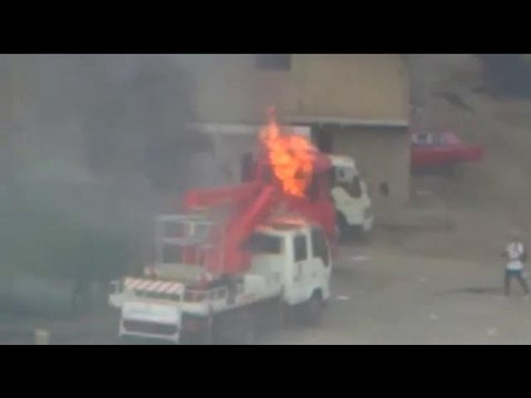 Queman camiones en el distribuidor ciempiés de Caracas