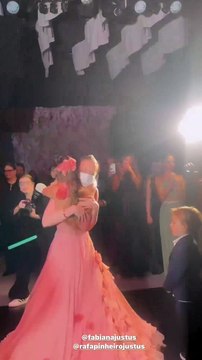 Em tratamento oncológico, Fabiana surpreende Rafa Justus ao chegar de surpresa em festa de 15 anos