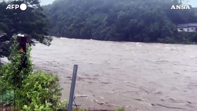 Giappone, allagamenti dopo il passaggio del tifone Shanshan