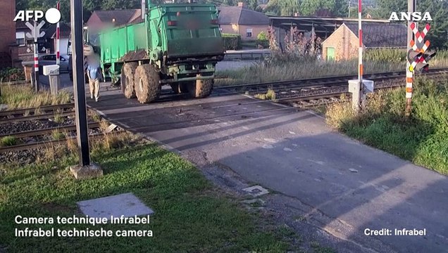 Belgio, un treno si schianta contro un autoarticolato al passaggio a livello