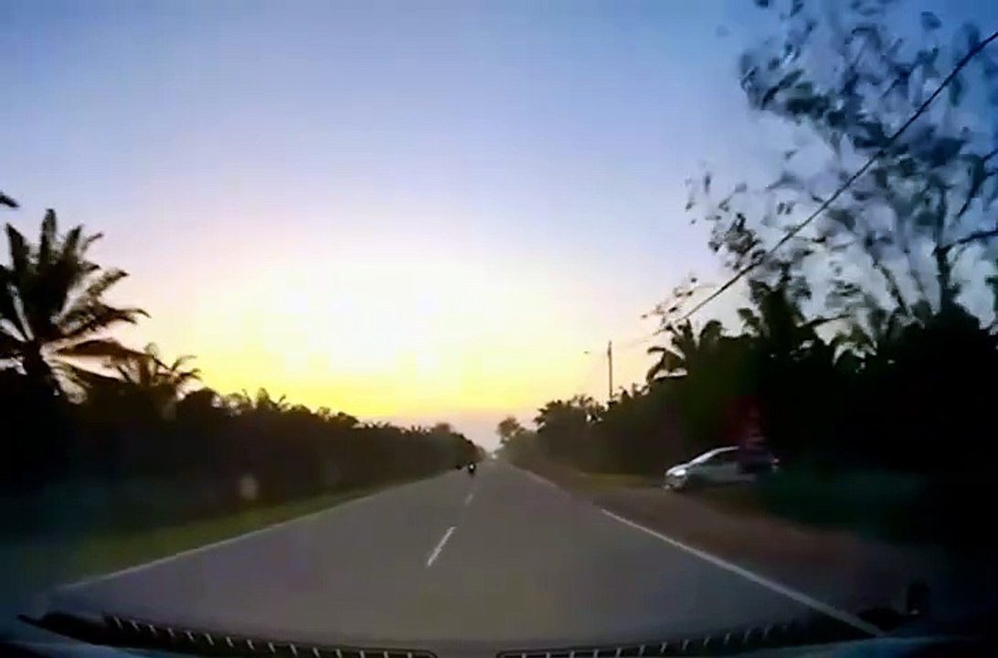 impatto frontale auto e moto - dash cam