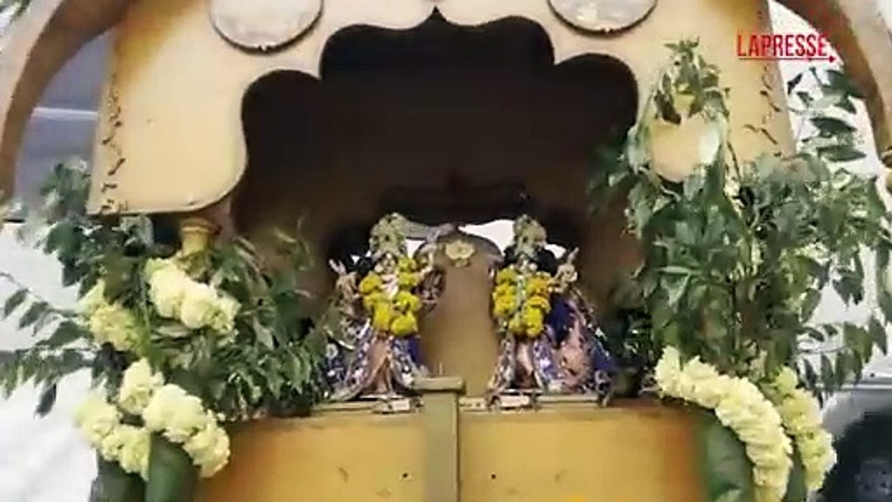 Gli Hare Krishna sfilano per le vie del centro di Milano