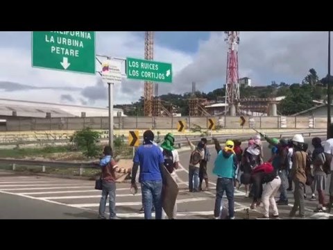 Encapuchados pruebas sus armas caseras en plena autopista Francisco Fajardo