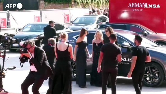 Mostra di Venezia, il cast del film Leurs enfants apres eux sfila sul red carpet