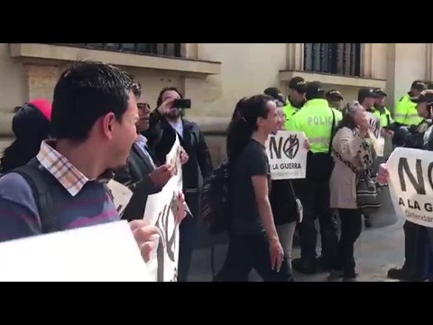 En el Palacio presidencial colombiano protestan contra grupo de Lima y guerra Venezuela