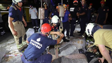 Telefonunu almaya çalışırken kayalara sıkıştı