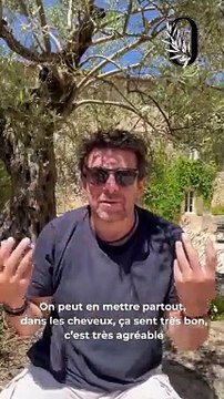 Patrick Bruel face aux équipes d'Olivier de Leos, vante tous les mérites des produits de sa gamme cosmétiques. L'occasion pour lui de mettre à l'honneur ses coups de coeur.