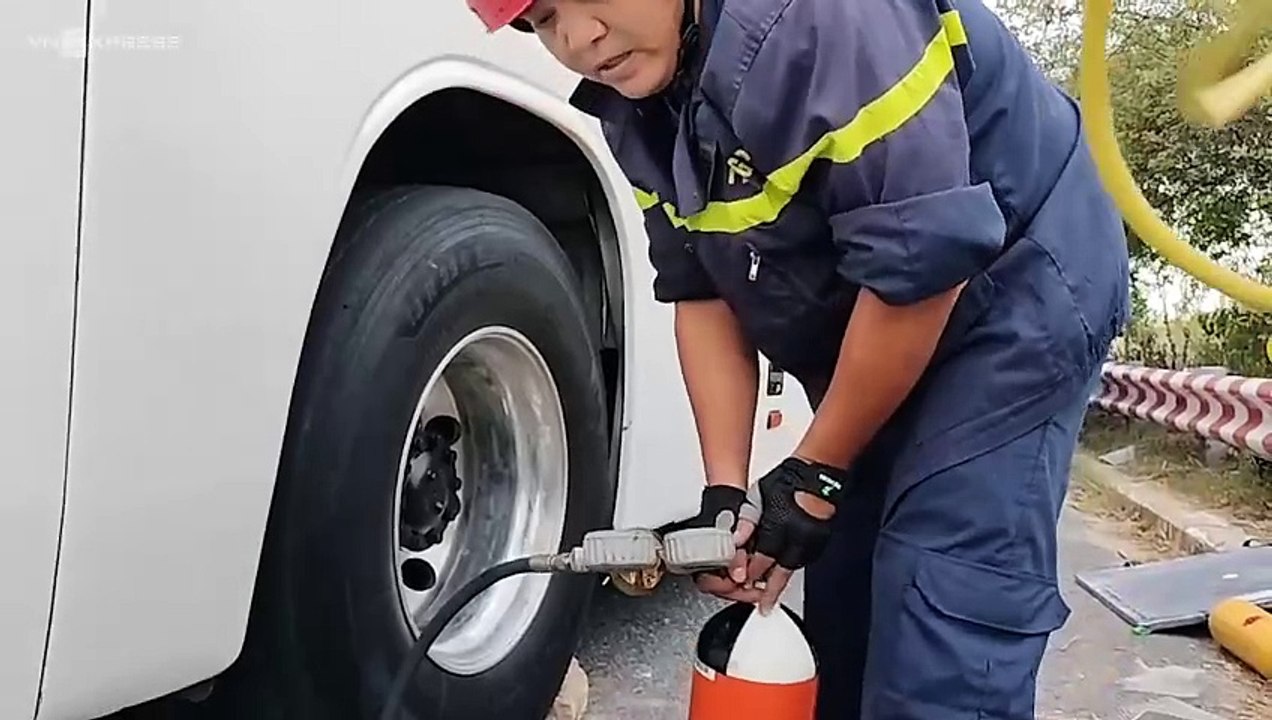 10 phút cứu du khách Hàn Quốc lao vào gầm xe khách