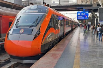 Vande Bharat Train: पटरियों पर जल्द दौड़ेगी वंदे भारत स्लीपर ट्रेन, जानें-ऐसा क्या है इसमें खास…