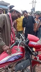 بارشوں کا موسم ہےبیک والے خیال رکھیں سانپ کہیں ان  کے اندر  ہی نہ گھس جاۓ