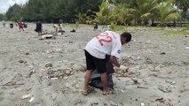 Jurnalis Kota Jayapura Gelar Grebek Sampah di Pantai Holtekamp