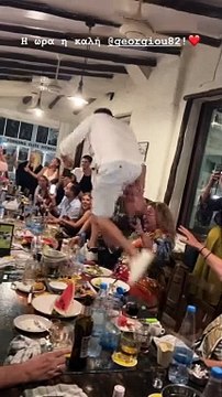 Ανδρέας Γεωργίου: Το οικογενειακό τραπέζι πριν τον γάμο με τη Σιμώνη και ο χορός του πάνω στο τραπέζι 2