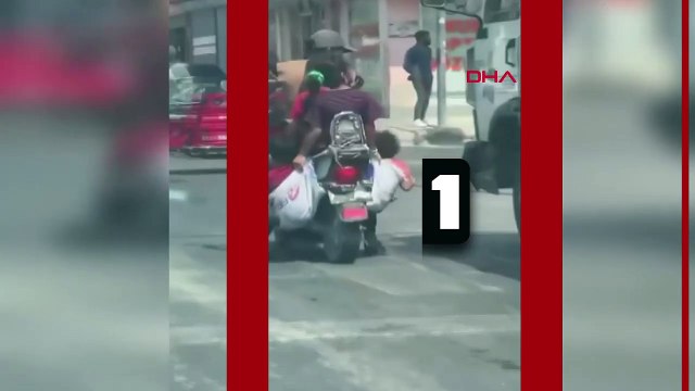 Tehlike dinlemediler, böyle trafiğe çıktılar! Motosiklette çocuklar çuvalla taşındı