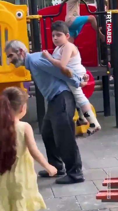 Yürek Burkan Görüntüler: Torununu Sırtında Taşıyarak Parka Götürdü