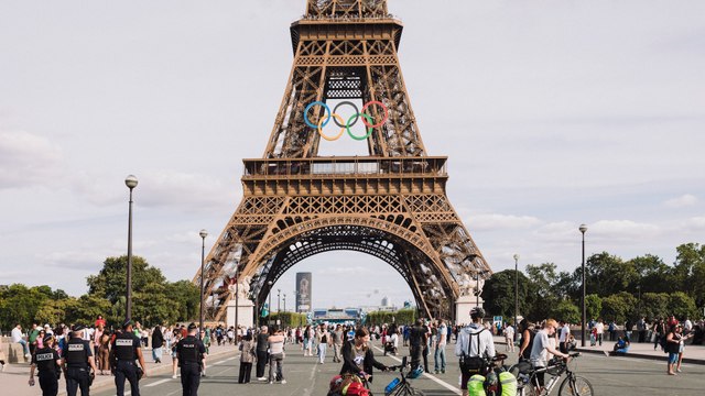 Les anneaux olympiques vont rester sur la tour Eiffel après les Jeux