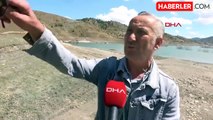 Sivas'ta kuraklık nedeniyle Pusat Barajı'nın suları çekildi, 16 yıl sonra köy ve mezarlık gün yüzüne çıktı
